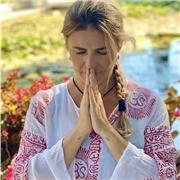 Soy profesora formada de yoga con experiencia tanto en niños como adultos. Podemos dar clases privadas y también formar un grupo
